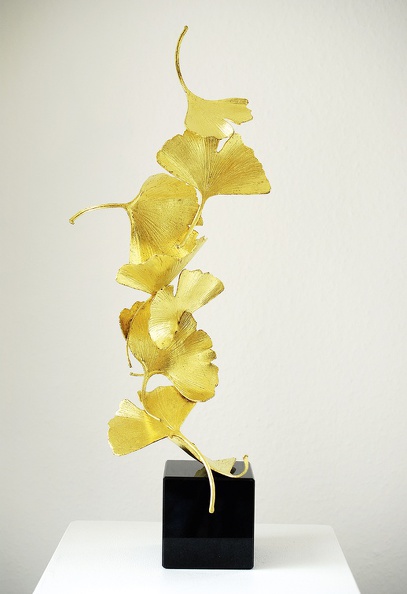 Vollet Kuno · „Goldener Gingko“ · Messingskulptur, Blätter vergoldet, Sockel aus schwarzem Granit · Höhe 40 cm · 2014.jpg