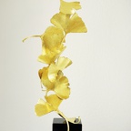 Vollet Kuno · „Goldener Gingko“ · Messingskulptur, Blätter vergoldet, Sockel aus schwarzem Granit · Höhe 40 cm · 2014