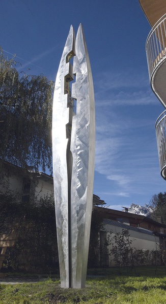 Amort Anton · „Himmelschlüssel“ · Edelstahl, Glasmosaik · 4,4 Meter · 2014.jpg