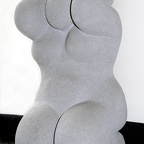 Sterrenberg Anga · „Die Kniende“ · Ytong-Material · 50 x 25 x 25 cm · 1975