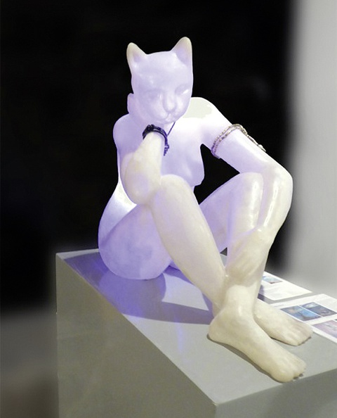 Ravan Pari · 01 · „Thinking Cat Lady“ · Kunstharz-Skulptur · 80 x 80 x 50 cm · 2015.jpg