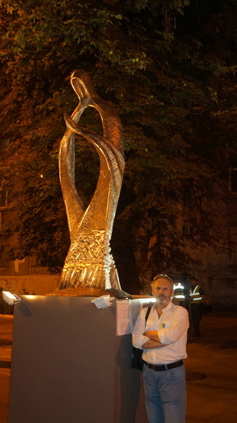 Igor Grechannyk - Prayer for Ukraine, Bronze (night).jpg