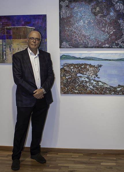 Ika Avravanel and his paintings.jpg